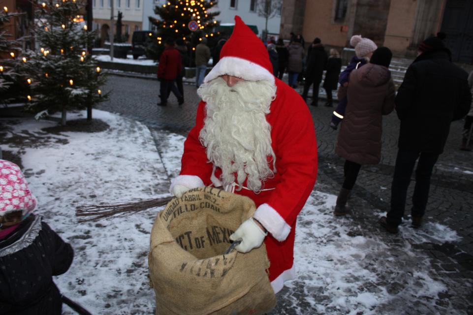 Romantischer vorweihnachtlicher Erlebnismarkt im Rathaus-Innenhof und vor dem Rathaus, ein wahrer Besuchermagnet.