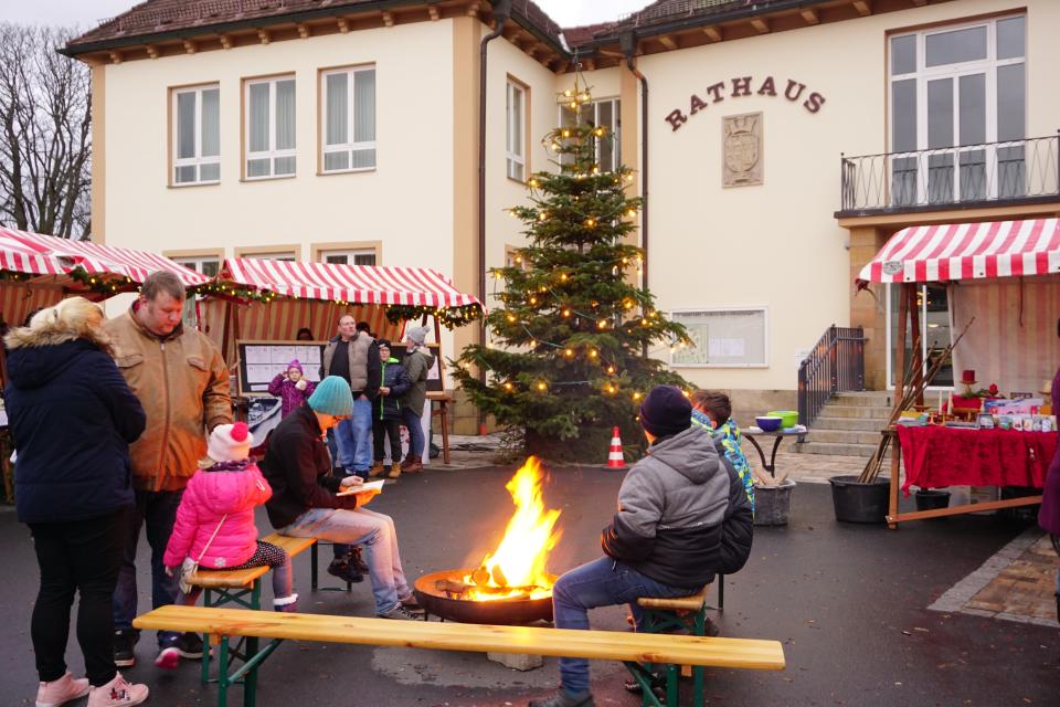 beschaulicher Weihnachtsmarkt rund um das Küpser Rathaus