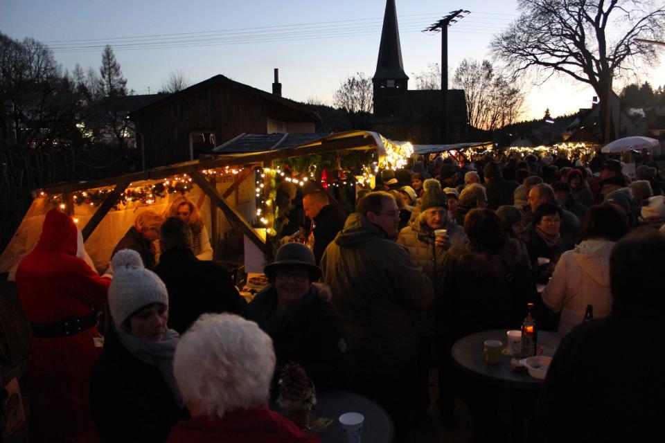 Weihnachtliche Köstlichkeiten regionaler Fieranten und Vereine, Geschenke und Aktivitäten und stimmungsvolles Ambiente in der Dorfstraße.