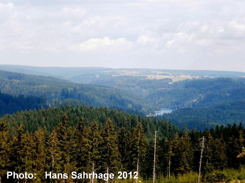 Stille, abwechslungsreiche Wälder liegen östlich von Steinwiesen. Diese Wanderung führt in einer weiten Runde durch das Leutnitztal nach Schlegelshaid und zurück nach Steinwiesen.
