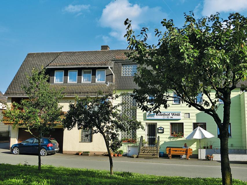 Im kleinen Dorf Rodesgrün finden Sie unsere familiär geführte Gasthof-Pension mit Bettenhaus.