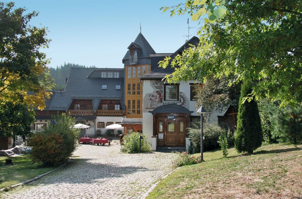 Umgeben vom herrlichen Frankenwald und weiten Wiesen, liegt unser Hotel „Gutshof Culmitzhammer“ im Selbitztal.