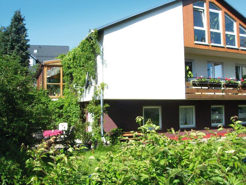 Parterre-Wohnung mit separatem Eingang, ruhig im Grünen in waldreicher Umgebung am Ortsrand gelegen. 