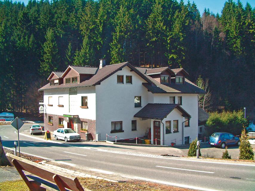 Kleine Gasthaus-Pension mit familiärer Atmosphäre am Rande des malerischen Dörfchens Förtschendorf, direkt am Wald.
