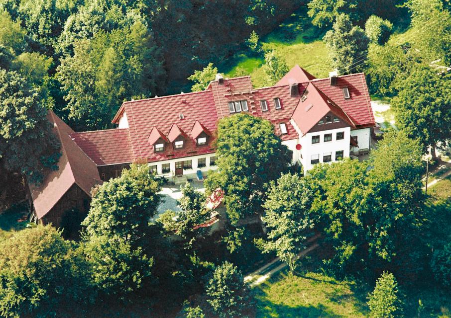 Naturpark Frankenwald – die grüne Krone Bayerns. Ganz im Norden Bayerns ist der Schlossberghof zu finden. In idyllischer Einzellage wird unser Biolandhof als landwirtschaftlicher Betrieb geführt. Kein Durchgangsverkehr ! (Auch für Gruppen)