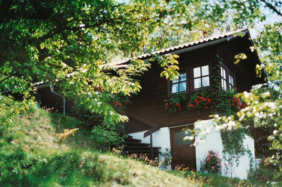 Ferienhaus mit 2 Betten + Schlafcouch, Aufbettung für zwei Kinder möglich. Das "Ferienhaus am Sommerberg" liegt auf einem über 3000 qm großen Grundstück an einem sonnigen Südhang am Waldrand. 