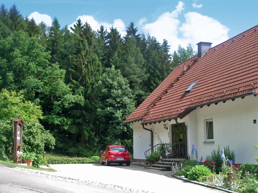 Inmitten der Natur, fernab von Stress und Verkehr, steht der Ferienhof Kuhberg, ein Paradies für Kinder und Erwachsene.