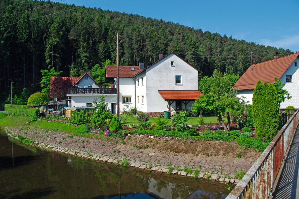 1 Fewo, max 4. Pers. Gemütliche, idyllisch gelegene Wohnung, 4 km von Kronach entfernt, traumhafte Fluß- und Waldlage.