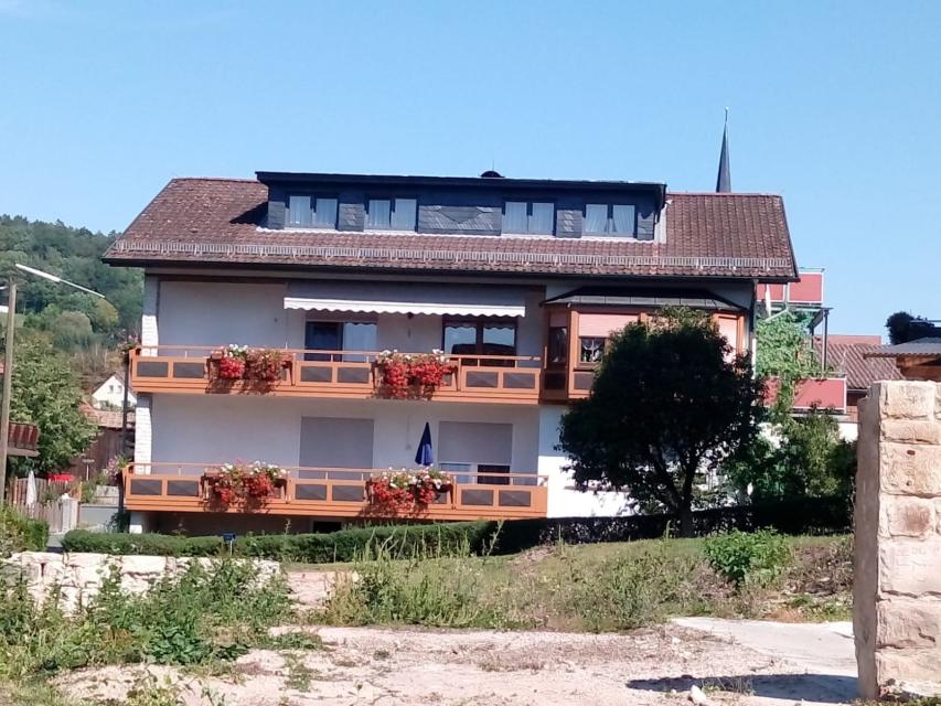 Zwei gut ausgestatte, komfortable und geräumige Ferienwohnungen im ruhigen Ortsteil Schmölz (90 qm und 85 qm).