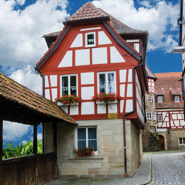 Wohlfühlen wie Zuhause! Historisches Gebäude in mitten der Altstadt von Kronach, hoch auf der Stadtmauer bei modernstem Komfort.