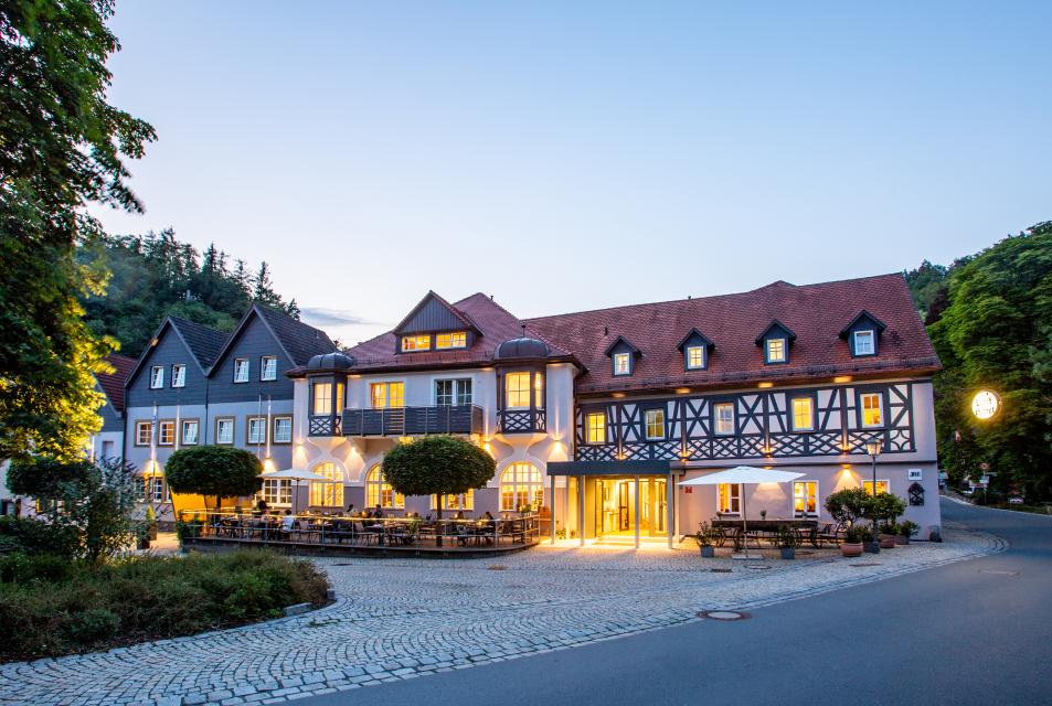 Das Hotel, das mit seiner über 150-jährigen Geschichte eine Instanz im grünen Frankenland ist, besticht durch seine warme Atmosphäre, den 39 individuellen Lifestyle Zimmern und der reinen Natur. Berge, Wälder, Bäche die pure Idylle. 