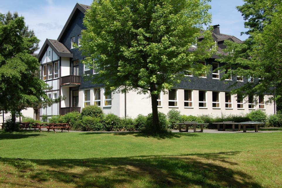 Das Schullandheim „Hammermühle“ liegt am südlichen Stadtrand von Kronach zwischen der Rodach und dem Waldrand. Die Zufahrt zum Heim führt über die B173/303, Ausfahrt Industriestraße. Verfügbar sind 6 Einzelzimmer/ 2 Doppelzimmer/ 22 Vier-Bettzimmer.