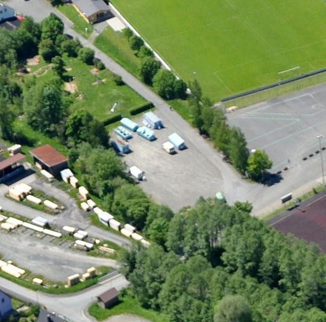 Der Wohnmobilstellplatz liegt am Sportzentrum von Stammbach, 5 km vom Autobahnanschluss zur A 9 entfernt.