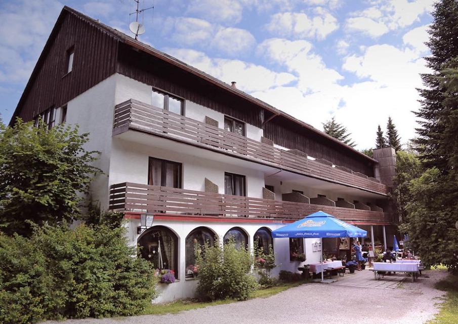 Unser Haus liegt in dem staatl. anerkannten Erholungsort Steinbach am Wald – Landkreis Kronach, in einer klimatisch begünstigten Höhenlage von 620 m ü. NN. Es ist sehr ruhig gelegen und nur durch den großzügigen Garten vom Waldrand getrennt