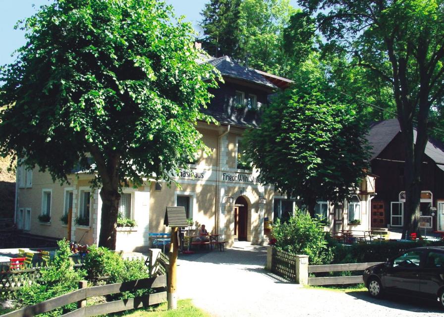 Familienfreundliches Gasthaus in 5. Generation. 800 m zum Drehkreuz des Wanderns (Rennstein, Frankenweg). Unmittelbar am Höllental gelegen. Besucherbergwerk am Haus. Biker willkommen. Biergarten
