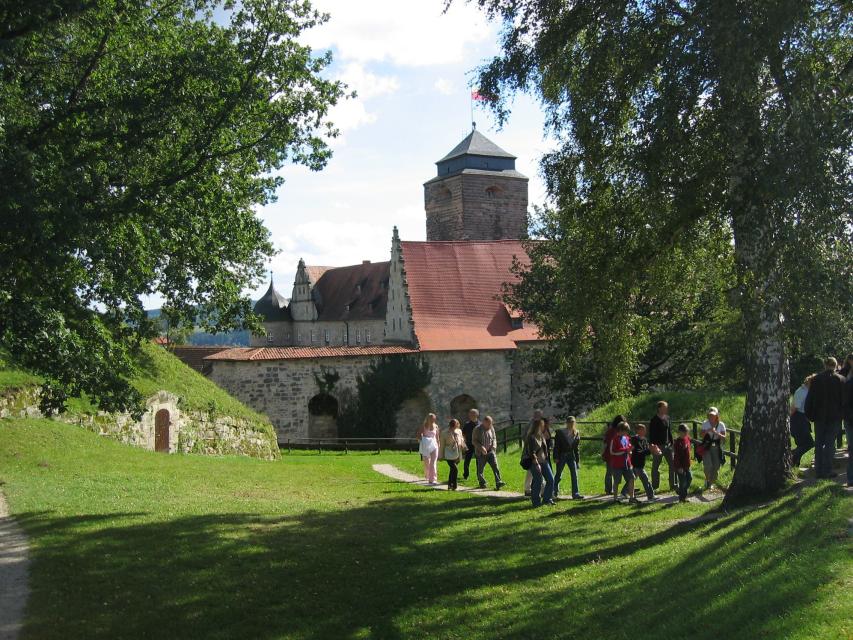 Der Burgenweg - der kulturhistorische Wanderweg - führt auf seiner östlichen Route u. a. vorbei an den Wallfahrtskirchen in Haßlach und Glosberg. 