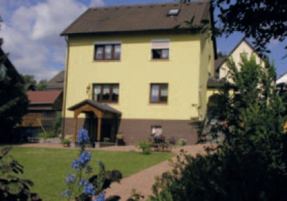Komplett eingerichtete Nichtraucher-Ferienwohnung im EG für 3 Personen am Ortsrand von Langenau in ruhiger und sonniger Lage.