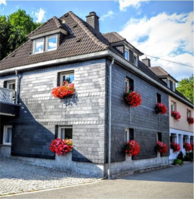 Die neu renovierte Ferienwohnung für 4 Personen (55 m²) liegt im Herzen von Steinbach am Wald.