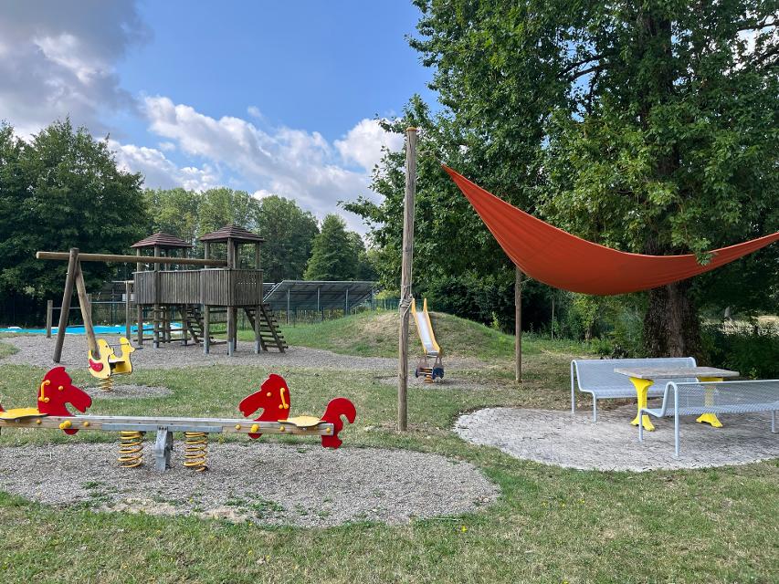 Das Bild zeigt den Spielplatz mit diversen Geräten am Freibad.
