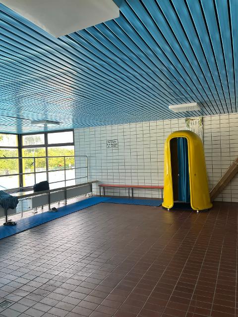 Das Bild zeigt die Wärmehalle des Freibads.