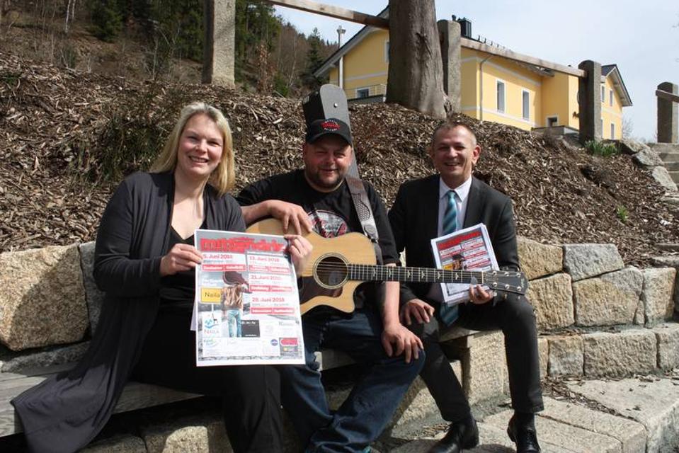 Auch in diesem Jahr im Juni finden in Naila wieder die beliebten Mittendrin-Konzerte statt. Nadine Hofmann, die Geschäftsführerin der Ferienregion Selbitztal-Döbraberg und Markus „Rocco
