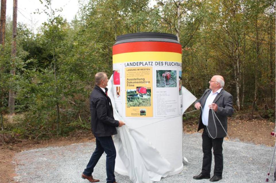 40 Jahre Ballonflucht: Info-Säule am Landeplatz "Finkenflug" eingeweiht