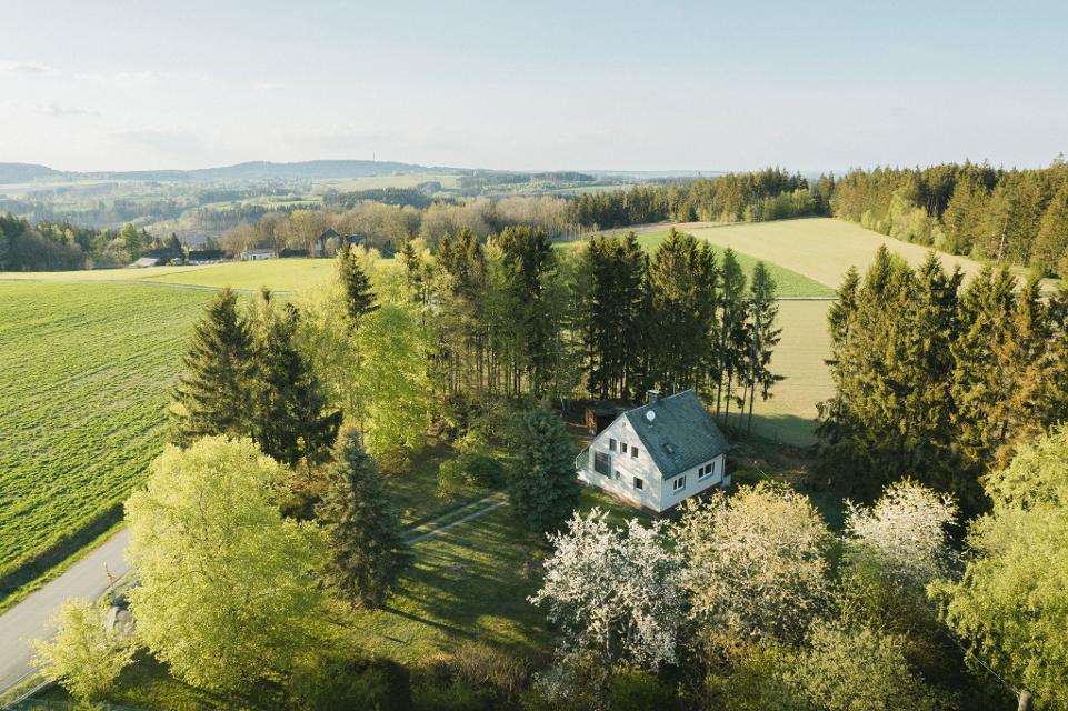 Unser frisch renoviertes Ferienhaus befindet sich inmitten eines ca. 5000 m² großen,vollständig eingezäunten Waldgrundstückes in Alleinlage.Es ist umgeben von Feldern, Wald und Wiesen. Trotz der ruhigen Lage des Hauses erre...