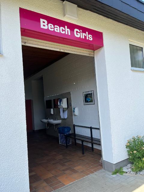 Das Bild zeigt die Sanitärräume mit der Aufschrift Beach Girls
