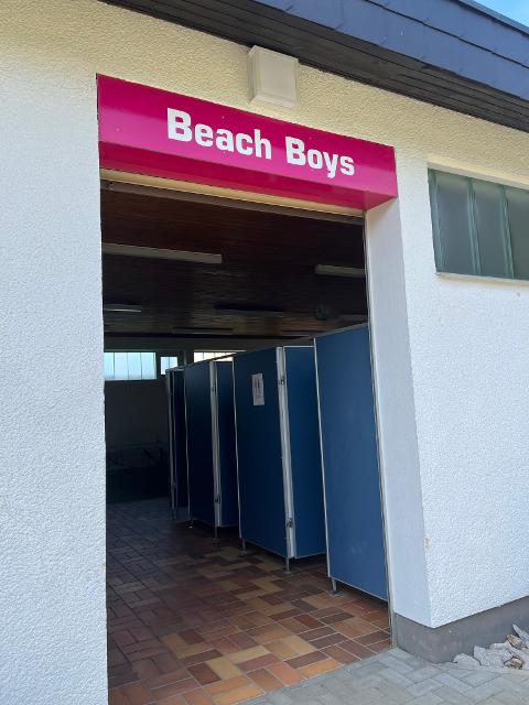 Das Bild zeigt die Sanitärräume mit der Aufschrift Beach Boys.