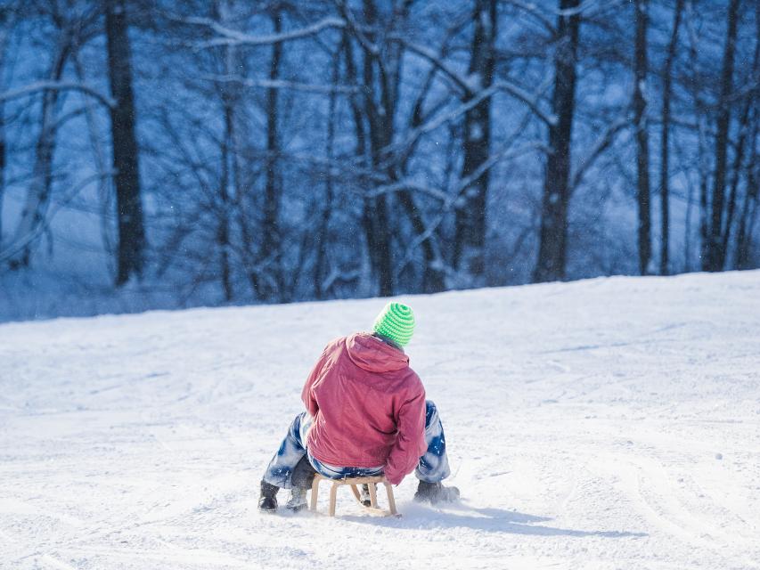 Nailas beliebtes Freizeitzentrum “Am Ludelbach” bietet im Winter bei ausreichend Schneefall den idealen Rodelhang für Groß und Klein.