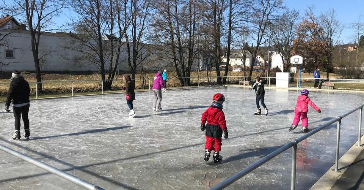 Der Skateplatz wird im Winter zur natürlichen Eisfläche - hier ist Spaß beim Eisstockschießen vorprogrammiert. Auf der neu angelegten Skateplaza in Naila kommen alle Freunde des modernen Sports auf den Skateboards auf ihre Kosten. 
