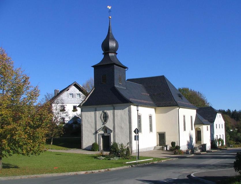 Die Wallfahrtskirche „Maria Himmerfahrt“ liegt im Rundangerdorf Neuengrün, einem Ortsteil von Wallenfels im wunderschönen Frankenwald. 