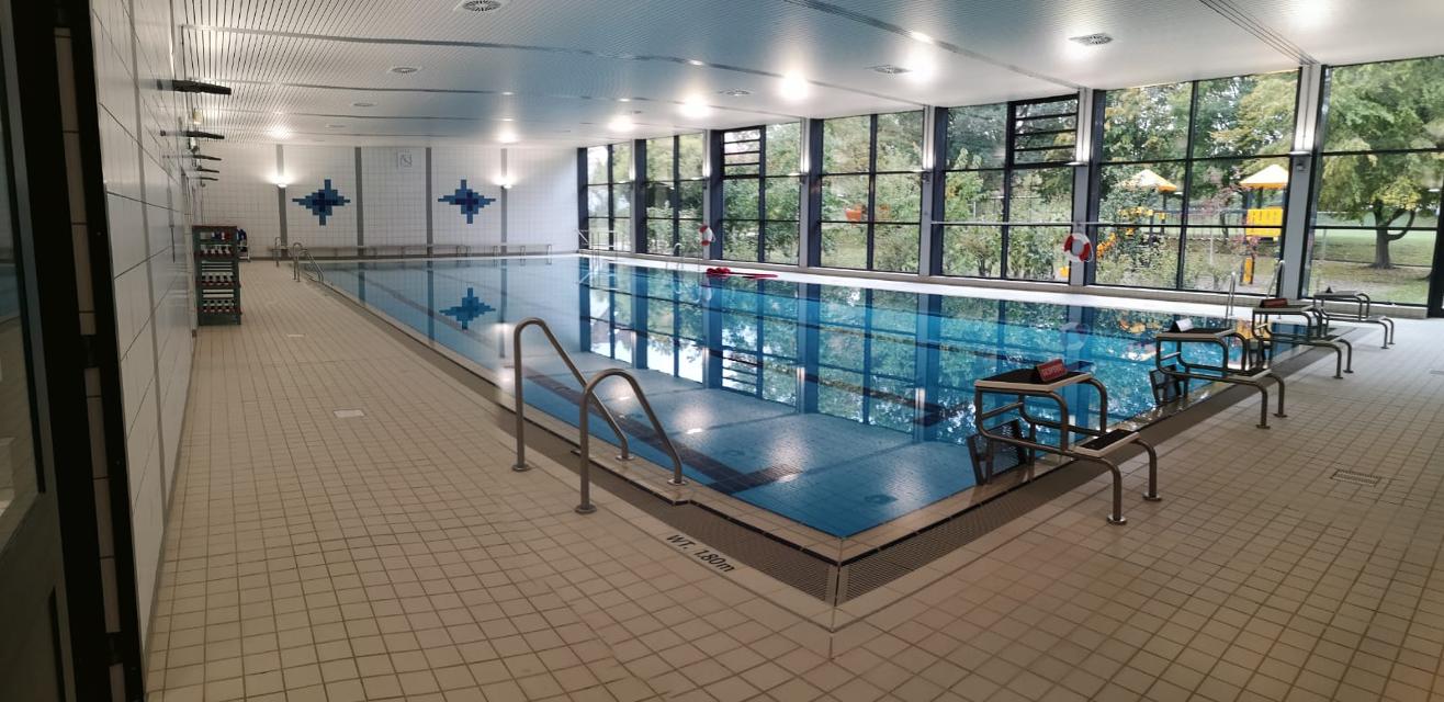 Das Hallenbad Küps im Schulzentrum lädt von September bis Mai zum Schwimmen ein. Das Schwimmbecken weißt eine Größe von 10 x 25 Metern auf.