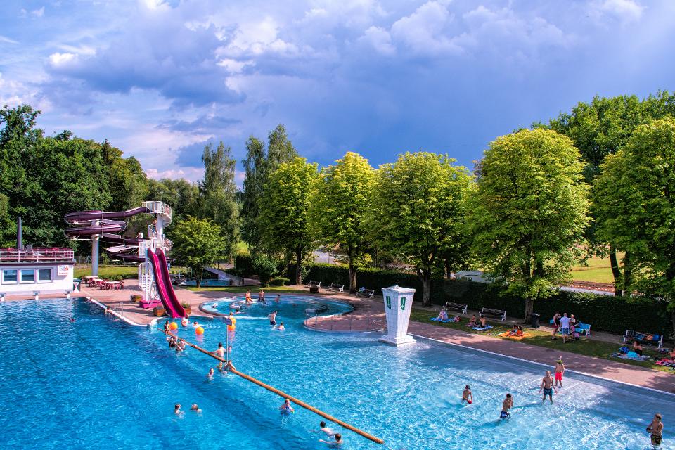 Das Erlebnisbad mit einem großen Schwimmbecken (50 m) und angrenzendem Nichtschwimmerbecken hat von Mai – September täglich von 07.00 – 20.00 Uhr geöffnet.