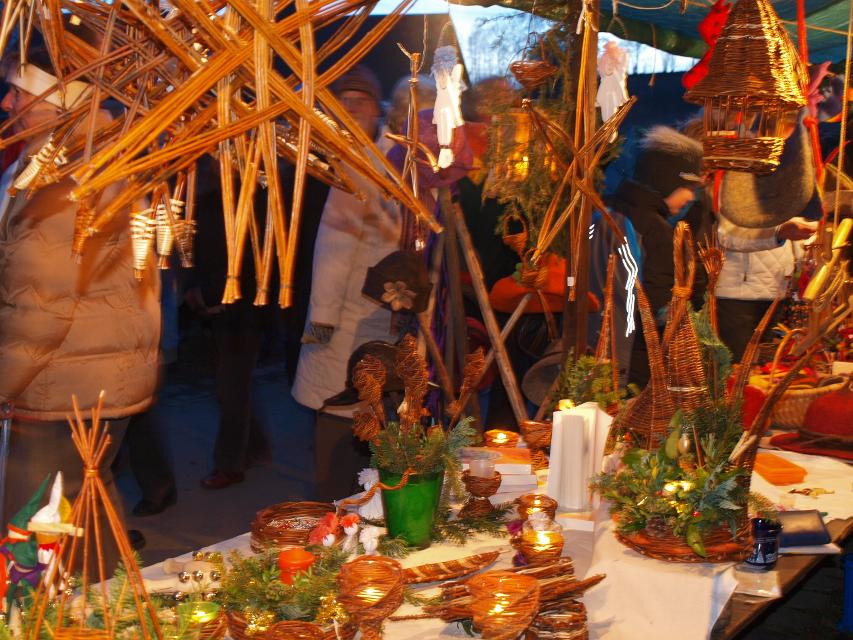 In Förstenreuth ist der „etwas andere Weihnachtsmarkt“, der die Besucher in Scharen anzieht. Nicht Konsum und Kommerz sind hier angesagt, sondern Brauchtum zur Vorweihnachtszeit. 
                 title=