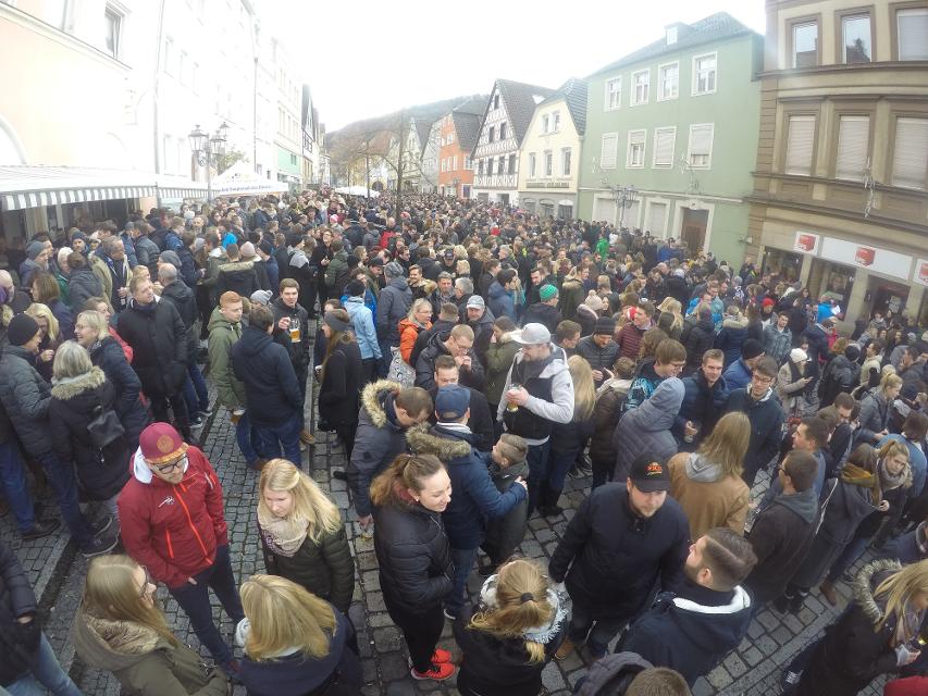 Tausende Menschen aus Kulmbach und Umgebung feiern den „Heiligen Frühschoppen“ im Kreise Ihrer Liebsten.