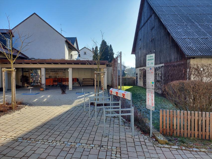 Die E-Bike Ladestation befindet sich am Gemeindezentrum Zur Tanne, im Innenhof, günstig an der Seite des Biergartens der Gastwirtschaft „Zur Tanne“ gelegen. 