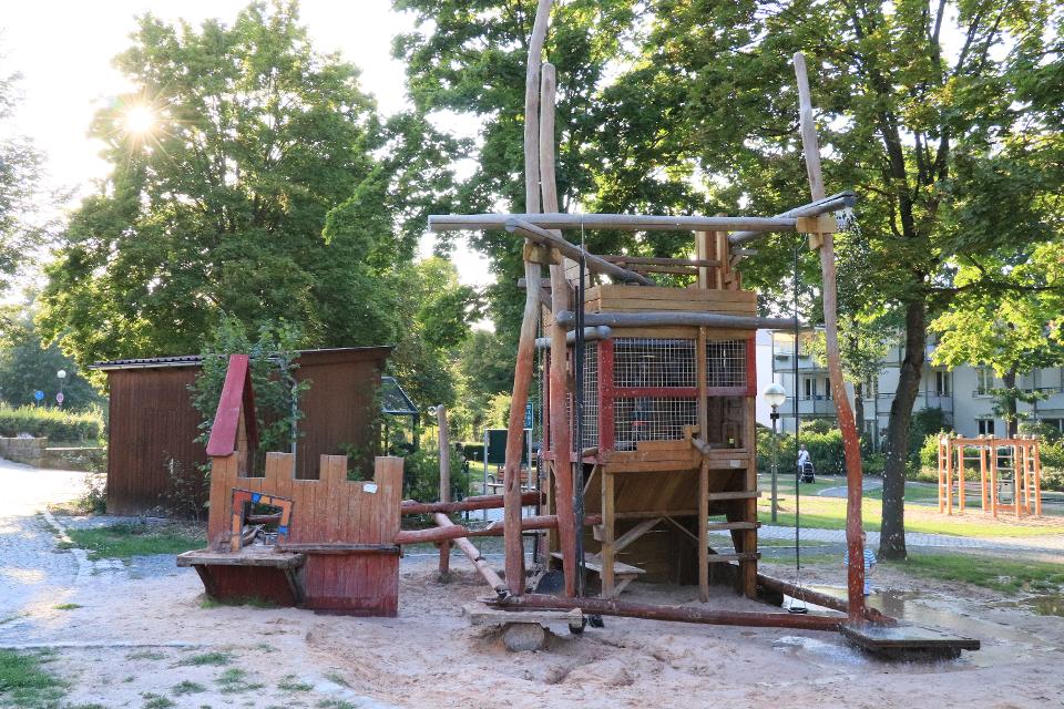 Das Bild zeigt ein Klettergerüst mit Spielmöglichkeiten im Sand. Dies befindet sich am Spielplatz am Grünzug in Kulmbach..