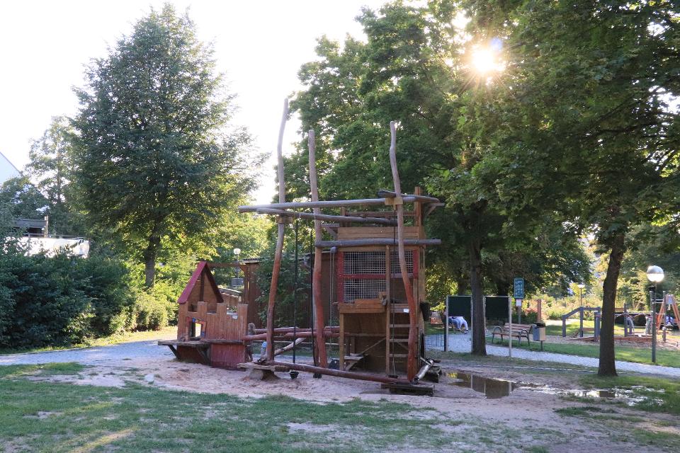 Das Bild zeigt ein Klettergerüst mit Spielmöglichkeiten im Sand. Dies befindet sich am Spielplatz am Grünzug in Kulmbach..