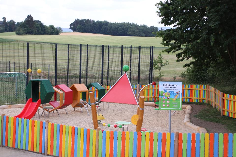 Kinderspielplatz für Kinder ab 2 Jahre. Toll angelegter Spielplatz direkt neben dem See. 
