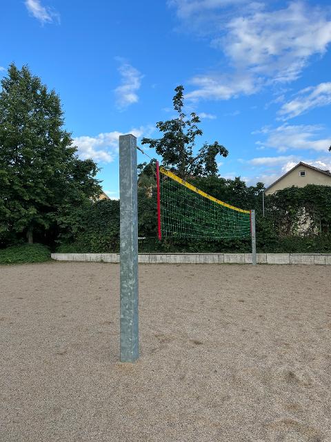 Das Bild zeigt ein Volleyballnetz mit Sanduntergrund am Spielplatz im ehemaligen Landesgartenschaugelände in Kronach.