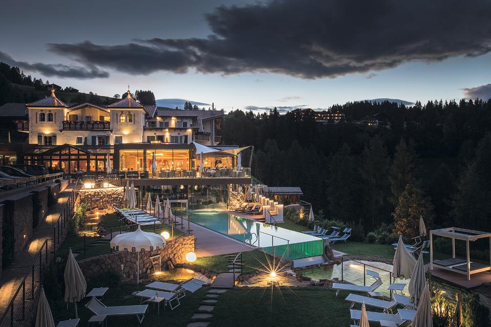 1st Alpine Sky Pool in the Dolomites Beauty & Spa oltre/über 2000 m² - Gourmet