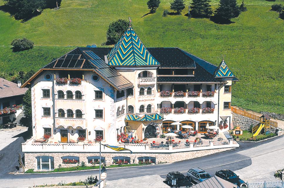 Il Vostro piccolo, delizioso Hotel in Val Gardena Ihr kleines, feines Hotel im Grödnertal