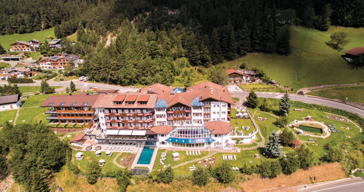 2.000m² Wellness, Swimming lake, Panoramic Spa & Professional Beauty Centre / All-in-One treatment / Miniclub in summer