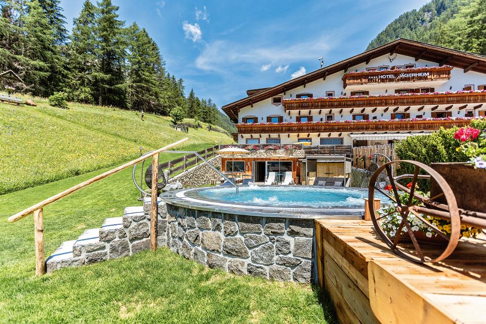 Ski in & ski out - Wellness & Beauty with an outdoor (6-meter-wide) hot tub (only during the summer)