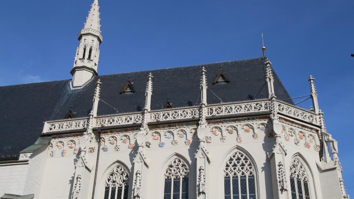 Imposante Fassade der gotischen Ritterkapelle Haßfurt