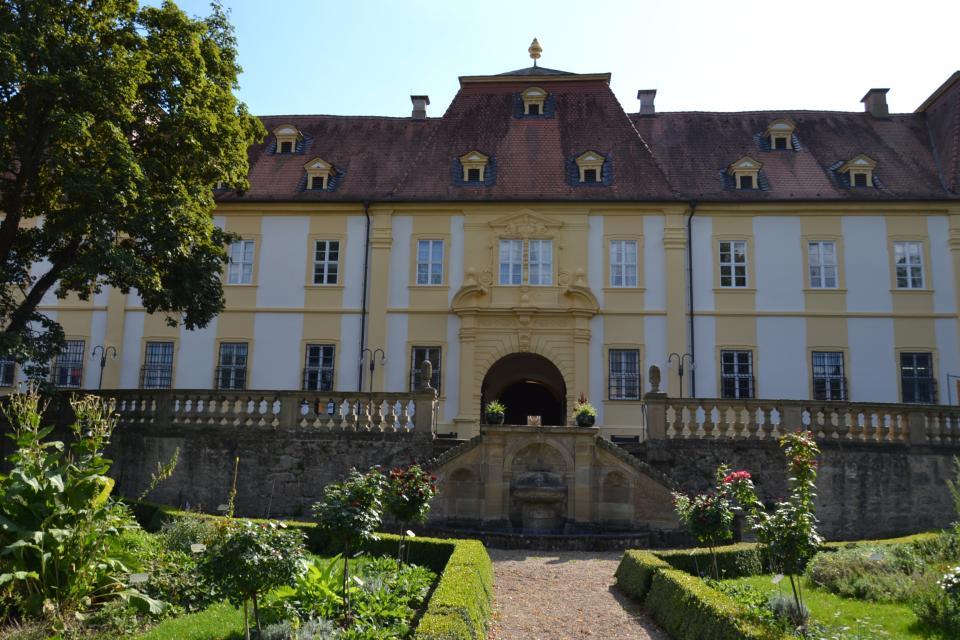 Imposantes Barockschloss inmitten des Abt-Degen-Weintal