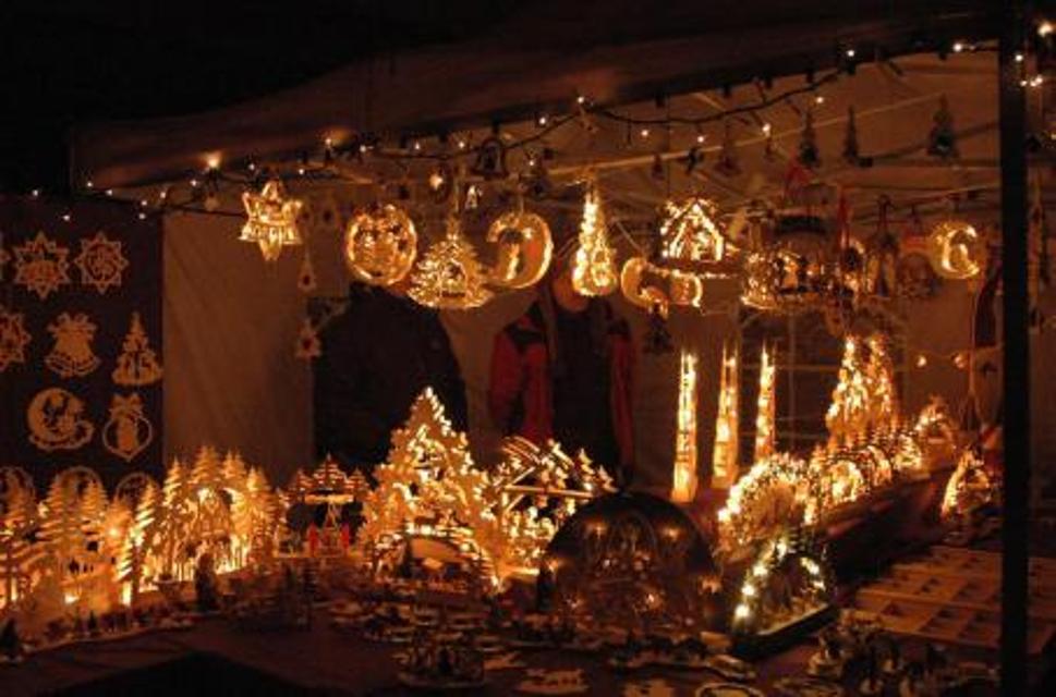 Winterlich traditioneller Weihnachtsmarkt im Schlosshof und Gutshof vom Schloss Burgpreppach.