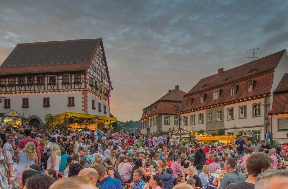 Ein Altstadt-Weinfest im mittelalterlichen Fachwerkstädtchen Zeil am Main mit seinem besonderen Reiz.