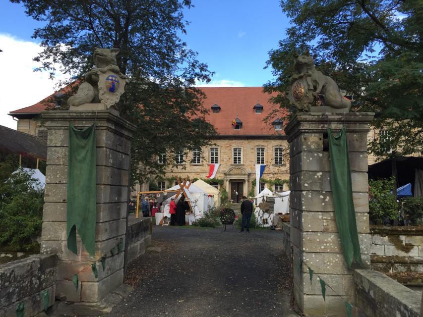 Händler und Lagergruppen schlagen vor einer wahrhaft tollen Kulisse ihre Quartiere auf und werden im Schloss und Gutshof Burgpreppach zugegen sein.